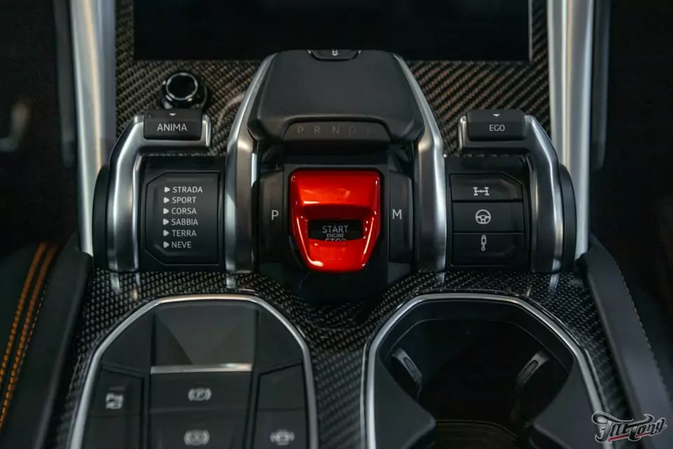 Lamborghini URUS. Ламинация карбоном деталей интерьера